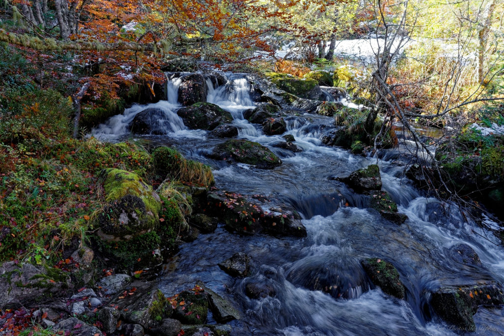 Un des nombreux ruisseaux qui longent le chemin sous de belles couleurs d'automne