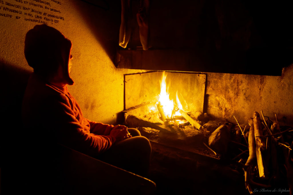 Le feu traditionnel dans la cabane des Ludines, quand le bois est présent en quantité