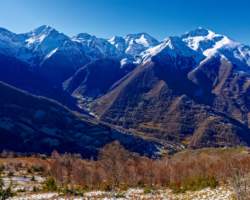 Avant d'arriver au col des Cassaings, vue sur la vallée avec Eylie au loin et en fond la frontière avec l'Espagne Avant d'arriver au col des Cassaings, vue sur la vallée avec Eyl