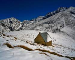 La cabane de Lasplanous avec la Mail de Bulard en fond La cabane de Lasplanous avec la Mail de Bulard en fond